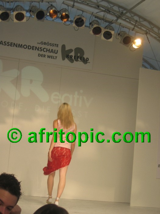 ../Images/Krefeld-Strssenmodenschau-2005 587.jpg